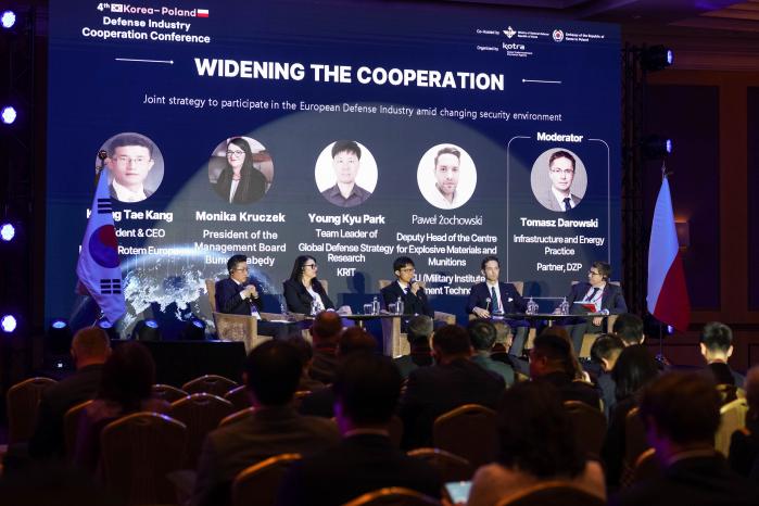 지난 13일(현지시간) 폴란드 바르샤바에서 개최된 ‘한국·폴란드 방산협력 콘퍼런스’ 참석자들이 토론하고 있다. 국방부 제공