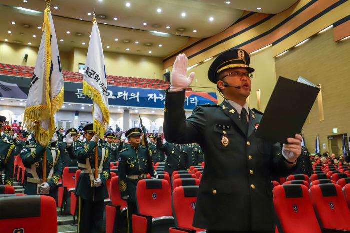 지난 14일 육군학생군사학교에서 열린 기술행정 준사관 171기 임관식에서 임관 대표가 선서하고 있다. 부대 제공