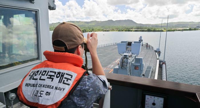 2025 합동순항훈련전단 마라도함이 괌 아프라항에 입항하고 있다. 부대 제공