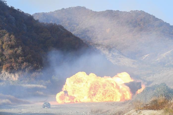 해병대1사단 공병대대가 지난 14일 경북 포항시 수성사격장에서 실시한 미클릭 폭파훈련에서 미클릭으로 장애물 지대를 개척하고 있다. 부대 제공