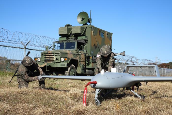 육군3군단 예하 22보병사단 정보대대 장병들이 2025년 지상협동·대침투종합훈련 기간 적 침투에 따른 전장 감시를 위해 무인항공기를 운용하고 있다. 부대 제공