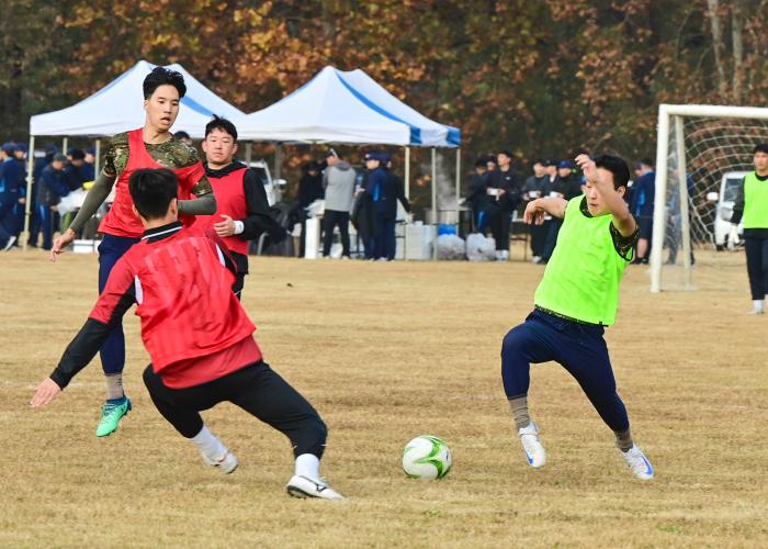 장병들이 체육대회에서 축구 경기를 하고 있다. 사진 제공=유영임 상사