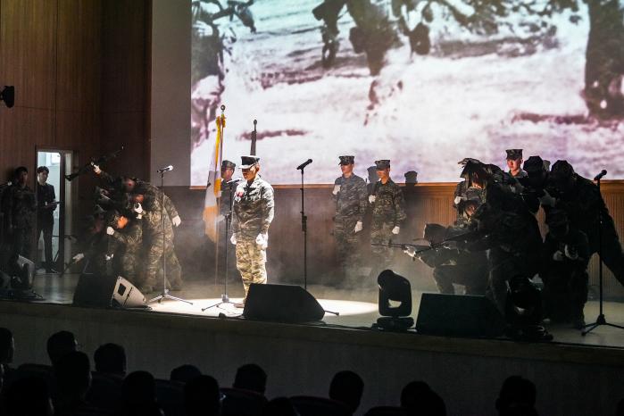 해병대2사단 군가 가창 경연대회에 참여한 장병들이 퍼포먼스를 선보이고 있다. 사진 제공=김인 상사