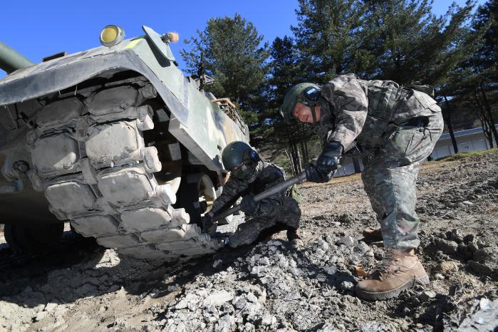 17일 시작하는 2025 호국훈련을 앞두고 육군15보병사단 전차대대 장병들이 지난 14일 대대 훈련장에서 K1E1 전차를 점검하고 있다. 호국훈련은 합동성과 실전성 강화에 목표를 두고 연례적으로 실시하는 방어 성격의 훈련으로, 이번 훈련은 오는 21일까지 진행된다. 조용학 기자