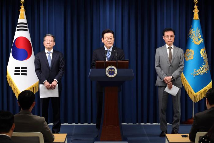 이재명(가운데) 대통령이 지난 14일 서울 용산 대통령실에서 김용범(왼쪽) 정책실장, 이규연 홍보소통수석과 함께 한미 조인트 팩트시트(공동 설명자료)에 대해 발표하고 있다. 연합뉴스