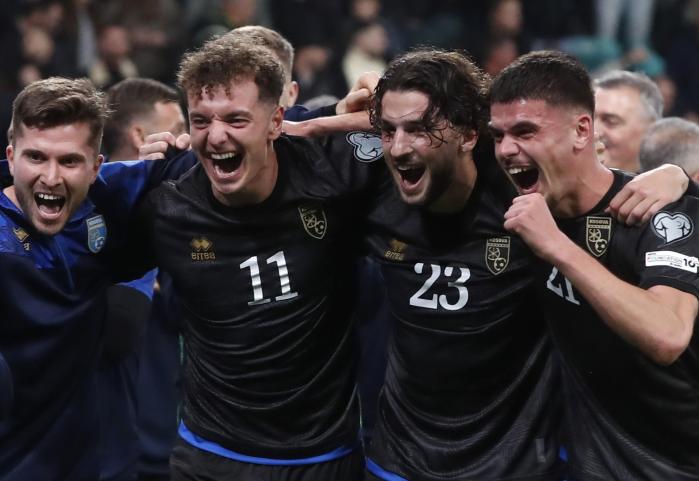 코소보 선수들이 16일(한국시간) 슬로베니아 류블랴나의 스토지체 경기장에서 열린 2026 북중미 월드컵 유럽 예선 조별리그 B조 5차전 원정 경기에서 슬로베니아에 2-0으로 이긴 후 환호하고 있다. 코소보는 최소 조 2위로 유럽 예선 플레이오프 출전권을 확보하고 사상 첫 월드컵 본선 진출 꿈을 이어갔다. EPA·연합뉴스