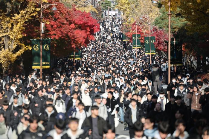 16일 2026학년도 대입 수시모집 논술시험이 열린 서울 종로구 성균관대학교에서 시험을 마친 수험생들이 고사장을 나서고 있다. 연합뉴스