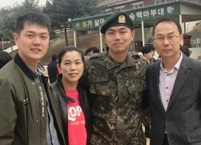 이찬혁(오른쪽 둘째) 씨의 현역 시절 모습.