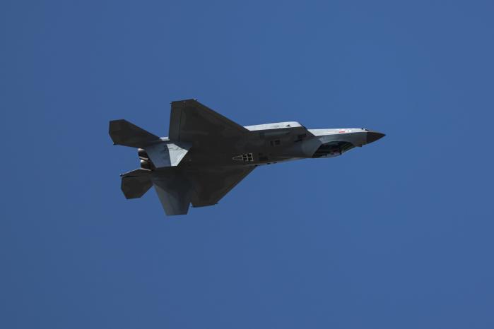 지난달 17일 경기 성남시 서울공항에서 열린 ‘서울 ADEX 2025’에서 KF-21이 배면기동을 하고 있다. 이윤청 기자