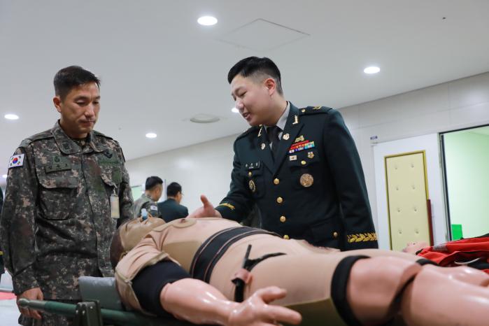 국군의무사령부가 개최한 제12회 의무부사관 발전 세미나에서 참석자들이 행사장에 전시된 전술적 응급부상자처치 관련 교보재를 살펴보고 있다. 사진 제공=이기명 육군소령