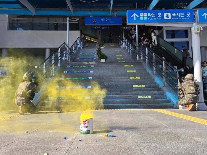 육군35보병사단 익산대대 장병들이 17일 전북 익산역에서 진행된 대테러훈련 중 역사 입구에서 경계를 하고 있다. 부대 제공