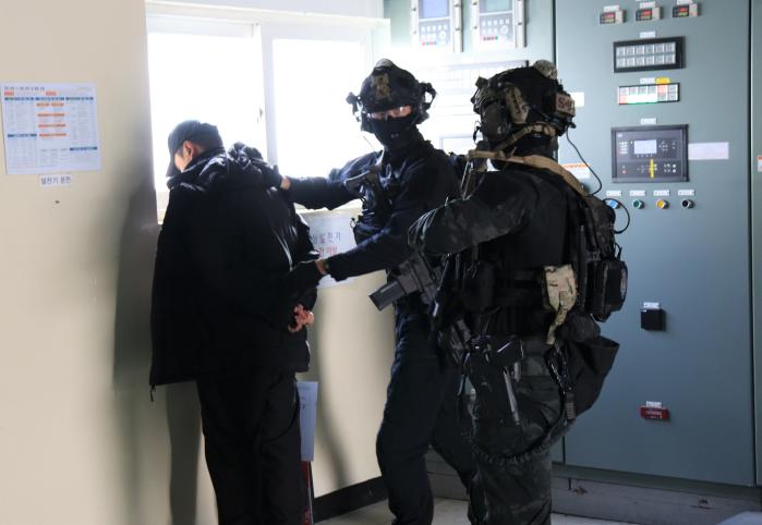 17일 충북 국가중요시설에서 진행된 대테러 종합훈련에서 대테러부대 장병들이 테러범을 제압하고 있다. 부대 제공
