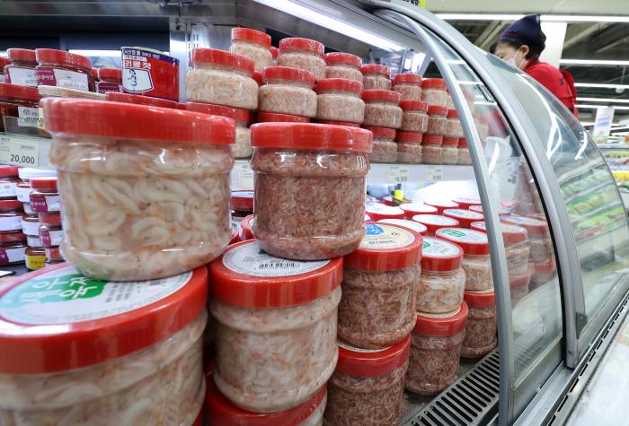 해양수산부는 김장철을 맞아 소비자의 부담을 덜고 국산 수산물 소비를 촉진하기 위해 이달 30일까지 ‘수산물 김장철 할인 행사’를 진행하고 있다. 사진은 서울의 한 대형마트에 진열된 젓갈류. 연합뉴스