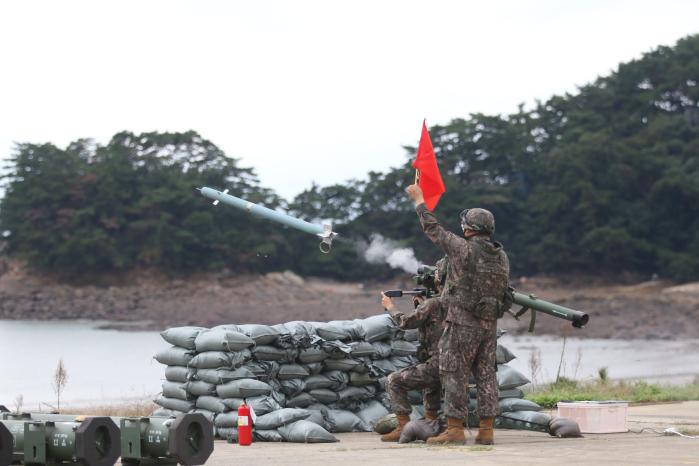 육군2군단 방공단 장병들이 강원 고성군 마차진대공사격장에서 표적기를 향해 휴대용 대공유도무기 신궁을 발사하고 있다. 사진 제공=하정빈 중위