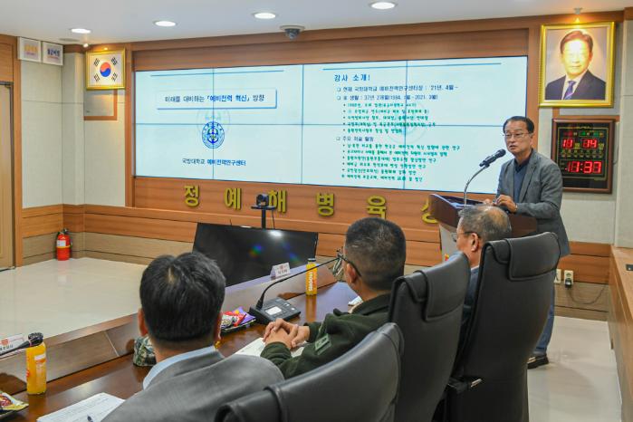 해병대교육훈련단이 지난 14일 개최한 ‘2025년 동원발전 세미나’에서 참석자들이 발표를 경청하고 있다. 사진 제공=이민주 하사