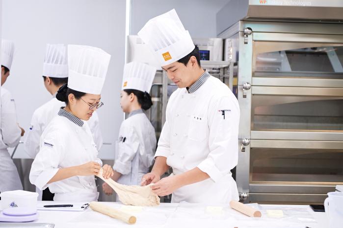 이찬혁(맨 오른쪽) 씨가 SK 뉴스쿨 카페베이커리과에서 실습하는 모습. SK 뉴스쿨 제공