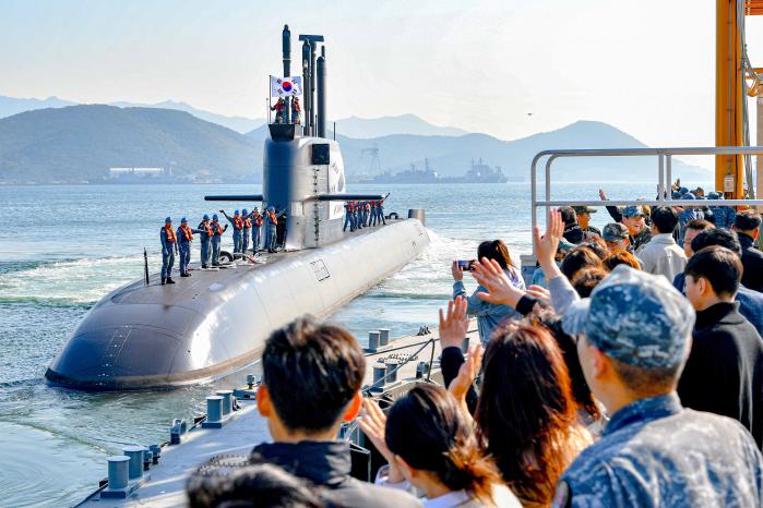 해군은 한미 연합대잠전 훈련인 ‘2025 사일런트 샤크’에 도산안창호급 잠수함으로는 처음으로 안무함이 참가하고 있다고 17일 밝혔다. 지난 4일 안무함이 훈련에 참가하기 위해 진해군항을 출항하는 모습. 해군 제공