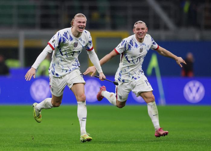 노르웨이의 엘링 홀란(왼쪽)이 17일(한국시간) 이탈리아 밀라노의 주세페 메차 스타디움에서 열린 이탈리아와 2026 북중미 월드컵 유럽 예선 조별리그 I조 최종 8차전에서 4-1로 승리한 후 환호하고 있다. 로이터·연합뉴스