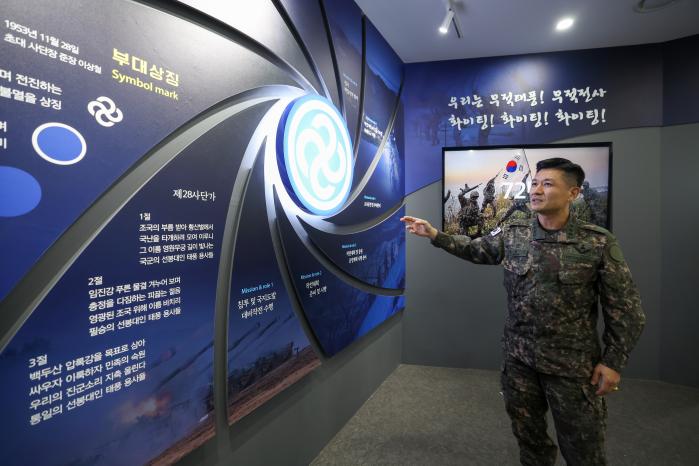 부대 역사를 설명하는 황해성(대령) 참모장.