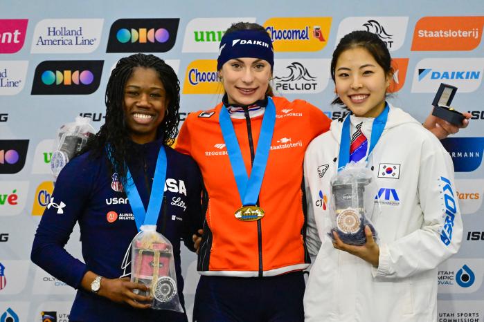 17일(한국시간) 미국 유타주 솔트레이크시티 유타 올림픽 오벌에서 열린 스피드 스케이팅 월드컵 1차 대회 여자 500ｍ 금메달을 차지한 펨케 콕(가운데)과 은메달 에린 잭슨(왼쪽), 동메달 이나현이 시상대에서 포즈를 취하고 있다. 로이터·연합뉴스