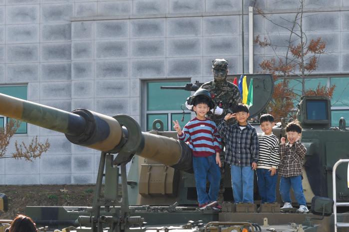 해병대1사단이 개최한 2025 포항 해병대 문화축제에서 참가 어린이들이 자주포에 탑승해 즐거운 시간을 보내고 있다. 부대 제공
