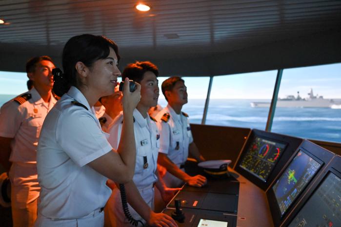 2025 대한민국 해군순항훈련전단 사관생도들이 말레이시아 국방대학교 견학 중 항해실습실에서 조함실습을 하고 있다. 부대 제공