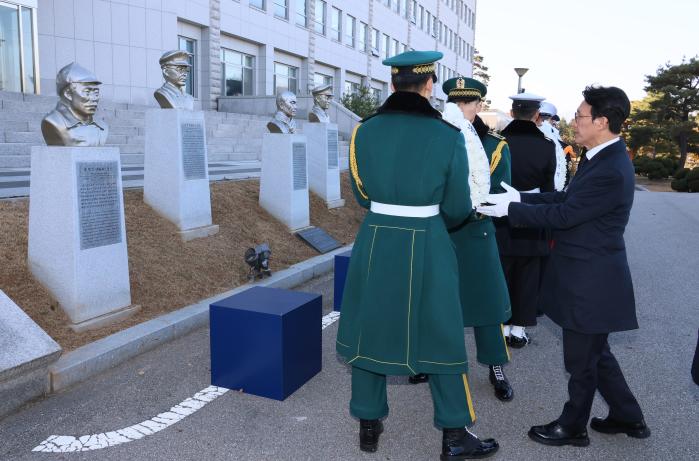 김민석 국무총리가 17일 순국선열의 날 기념식에 앞서 서울 노원구 육군사관학교 충무관 앞 홍범도 장군 등 독립영웅 흉상에 헌화하고 있다. 연합뉴스