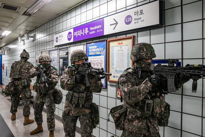 육군52보병사단 기동대대 장병들이 국가중요시설 및 다중이용시설 대테러 전술훈련에서 기동하고 있다.