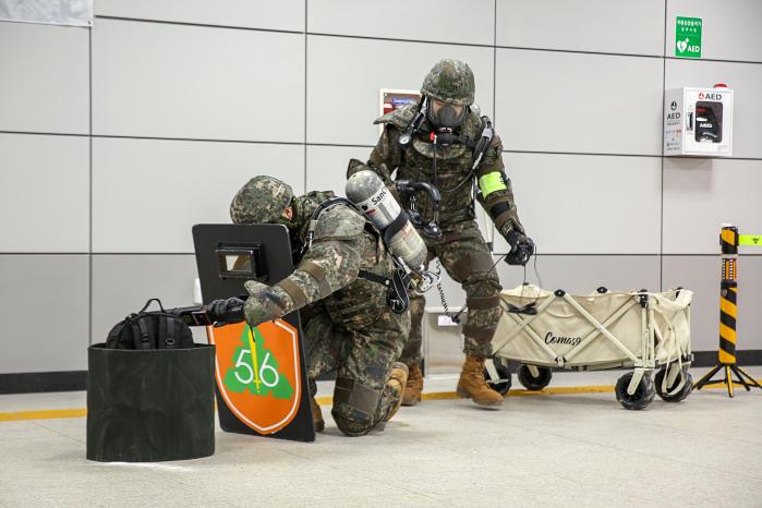 육군56보병사단 위험성폭발물개척팀이 통합방위훈련에 참가해 폭발물 의심 물체의 위험성을 평가하고 있다.