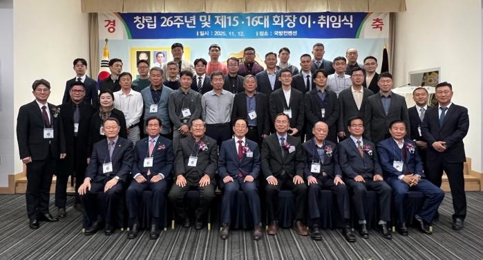 육군간부사관총동문회가 지난 12일 서울 용산구 국방컨벤션에서 연 회장 이·취임식에서 김동섭(앞줄 왼쪽 넷째) 신임 회장을 비롯한 동문회 관계자들이 기념사진을 찍고 있다. 간부사관총동문회 제공