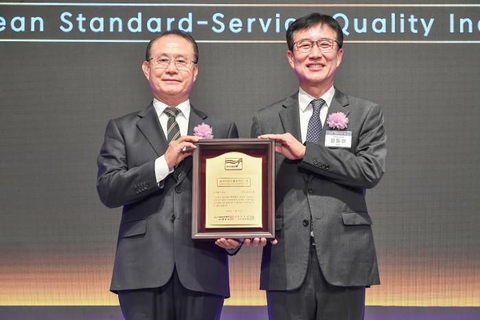 이광석(왼쪽) 중앙고속 대표가 지난 11일 한국표준협회(KSA) 관계자로부터 한국서비스품질지수(KS-SQI) 고속버스 분야 1위 상패를 받고 있다. 향군 제공