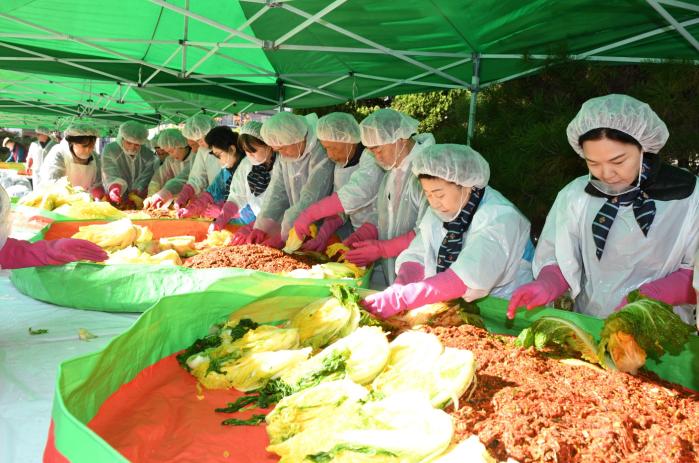대한민국재향군인회 본부 및 여성회·송파구회가 지난 15일 공동 주관한 김장김치 나눔 봉사활동에서 참석자들이 김장을 하고 있다. 향군 제공