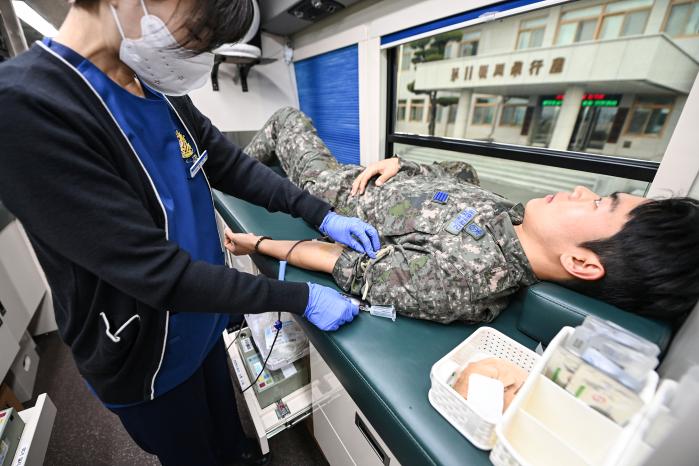 공군11전투비행단 장병이 ‘25-5차 사랑의 헌혈’ 행사에서 이웃사랑을 실천하고 있다. 부대 제공
