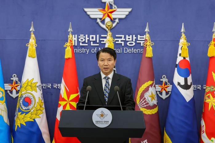 김홍철 국방부 국방정책실장이 17일 ‘비무장지대 군사분계선 관련 회담 제안을 위한 담화문’을 발표하고 있다. 한재호 기자