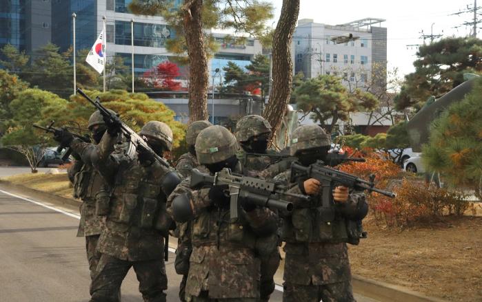 육군51보병사단 모락산대대 장병들이 18일 진행된 통합방호훈련 중 거수자 포획을 위해 기동하고 있다. 부대 제공