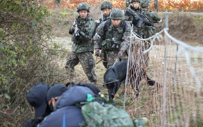 육군37보병사단 장병들이 호국훈련 기간 열린 국지도발 대응훈련 중 은거한 적을 발견해 포획하고 있다. 부대 제공