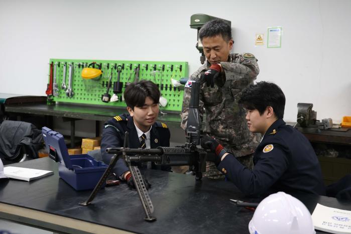 육군5군수지원사령부가 17~21일 대구 일마이스터고 학생들을 대상으로 진행한 군 특성화고 현장실습에서 학생들이 M60 기관총 분해결합을 하고 있다. 부대 제공