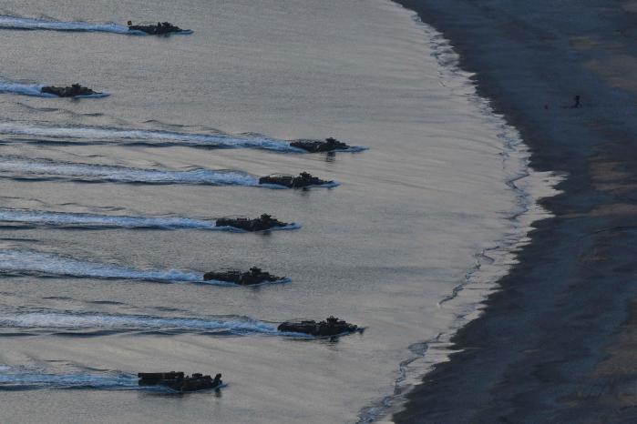 17일 진행된 해군·해병대 호국합동상륙훈련에서 한국형 상륙돌격장갑차(KAAV)가 해상돌격을 하고 있다.