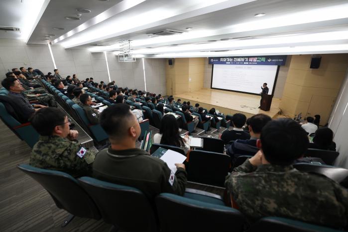 18일 계룡대에서 열린 ‘군 장병 전세사기 예방교육’에서 군 주거업무 담당자들이 발표를 듣고 있다. 이윤청 기자