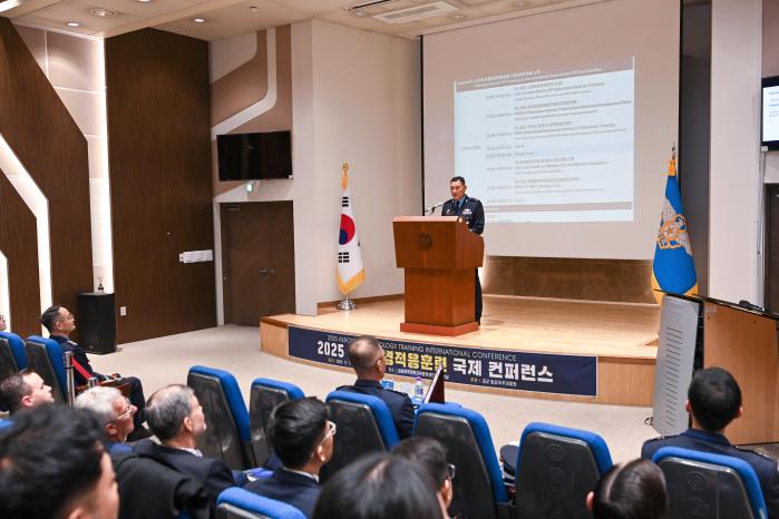 18일 공군항공우주의료원 항공우주의학훈련센터에서 열린 ‘2025 비행환경적응훈련 콘퍼런스’에서 공군사관학교 김관호 생도대장이 개회사를 하고 있다. 부대 제공