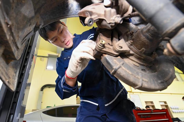 18일 열린 공군16전투비행단 차량 정비기술·체인장착 경연대회에서 참가 장병이 차대(Chassis) 계통을 점검하고 있다. 부대 제공