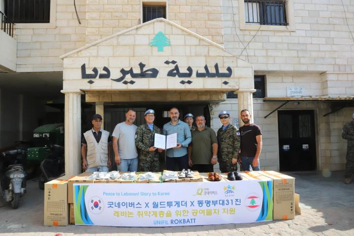이호준 동명부대장과 장병들이 레바논 디바시청에 국내 NGO 기부물품을 전달하고 있다. 사진 제공=이정원 육군상병