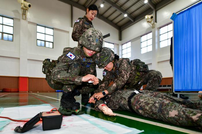18일 공군11전투비행단 장병들이 전투부상자처치 우수요원 선발대회에서 전술적 현장 처치 능력을 평가받고 있다. 사진 제공=고명성 병장