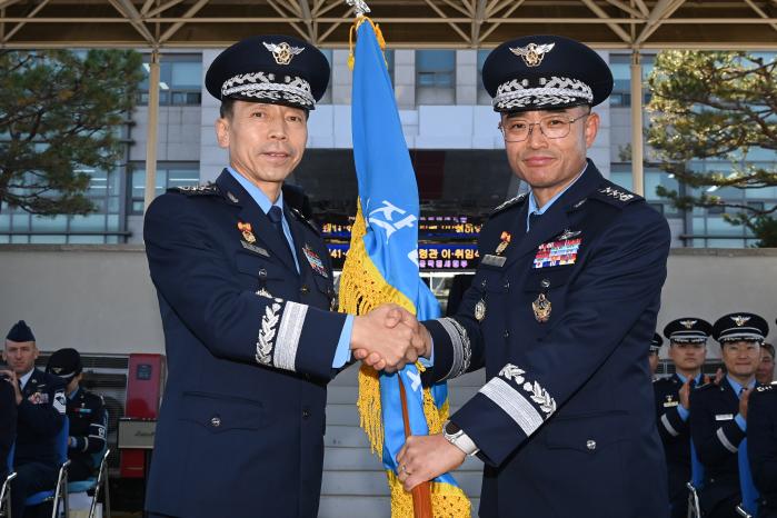 18일 김형수(왼쪽) 전임 공군작전사령관이 차준선 신임 공작사령관에게 지휘권을 상징하는 부대기를 이양하고 있다. 부대 제공