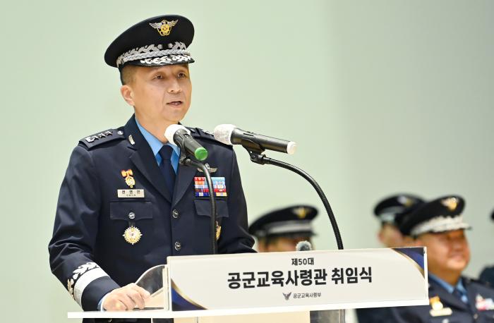 18ÀÏ ÃëÀÓÇÑ ±Ç¿µ¹Î ½ÅÀÓ °ø±º±³À°»ç·É°üÀÌ ÃëÀӻ縦 Çϰí ÀÖ´Ù. ±Ç »ç·É°üÀº ¡®Ã·´Ü Á¤¿¹ °ø±º ¾ç¼º¡¯À» ´çºÎÇß´Ù. ºÎ´ë Á¦°ø