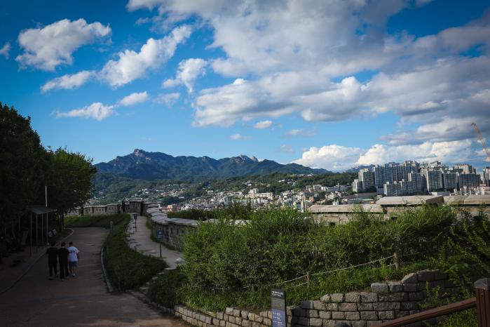 서울 한양도성 순성길의 낙산구간 모습.