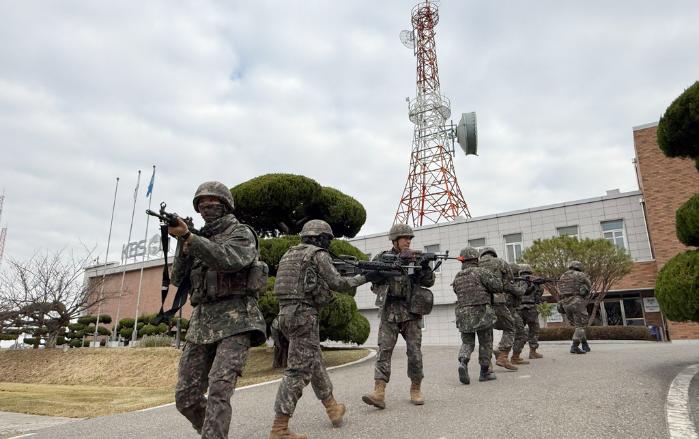 19일 KBS 김제송신소에서 진행된 통합방위훈련 중 육군35보병사단 장병들이 적을 소탕하기 위해 건물로 기동하고 있다. 부대 제공
