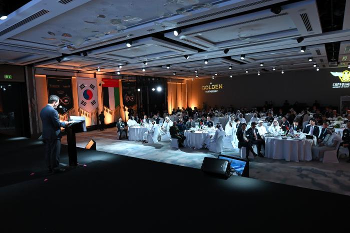 공군이 18일(현지시간) 아랍에미리트 두바이 인터콘티넨털 페스티벌시티 호텔 알바라하볼룸에서 개최한 ‘한·UAE 방산협력 리셉션’에서 참석자들이 성일종 국회 국방위원장의 환영사를 듣고 있다.