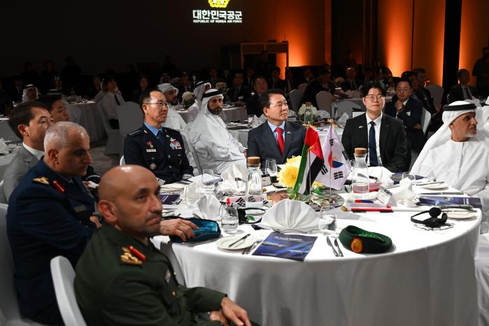 성일종(오른쪽 셋째) 국회 국방위원장과 손석락(왼쪽 넷째) 공군참모총장이 ‘한·UAE 방산협력 리셉션’에서 UAE 정부·군 관계자들과 발표를 듣고 있다.