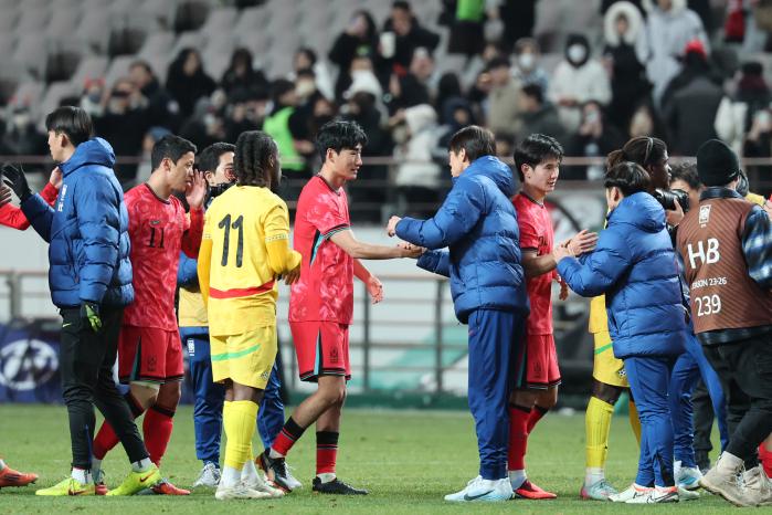 지난 18일 서울 마포구 서울월드컵경기장에서 열린 남자축구 국가대표 A매치 평가전 대한민국과 가나의 경기에서 한국이 1-0으로 승리한 뒤 홍명보 감독이 선수들을 격려하고 있다. 연합뉴스